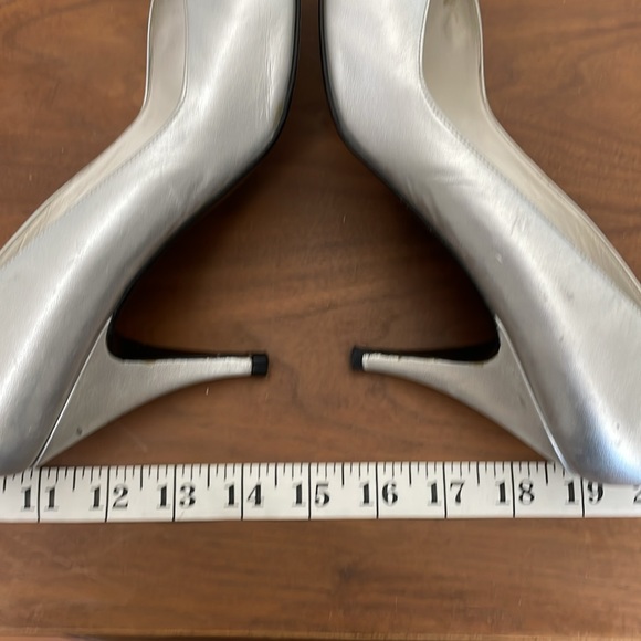Vintage Stuart Weitzman classic silver leather pumps marked size 8.5 - Picture 8 of 9